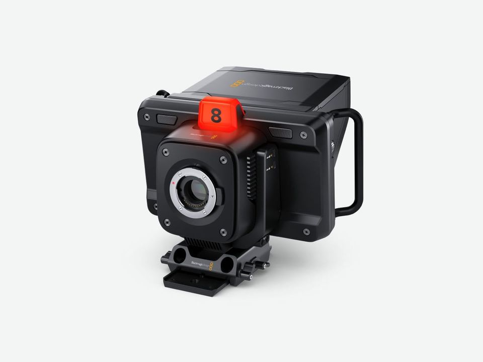 Blackmagic Studio Camera 4K sett forfra, med rødt tallylys og stor søker.
