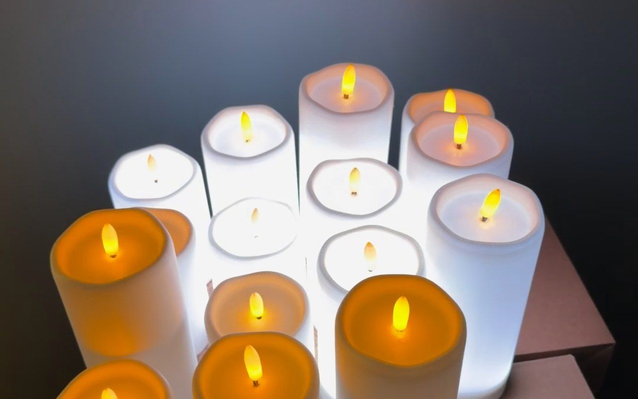 Nærbilde av kubbelys der flammebladene lyser varmt.