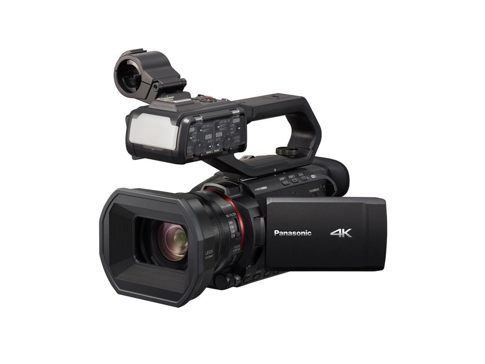 Panasonic HC-X2000-videokamera med håndtak, XLR-innganger og 4K-merking på skjermen.